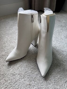 Qupid White Snake Textured Pointed Toe Heeled Ankle Boots